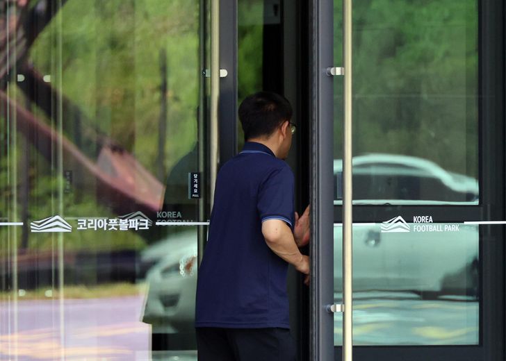 An official enters Korea Football Park in Cheonan, South Chungcheong Province, Thursday, as police conduct a search and seizure of the Korea Football Association's headquarters. Yonhap