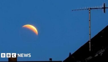 Stunning partial eclipse photographs from Surrey - BBC