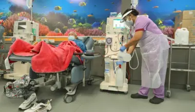 Nurse Chembali Ambujakshan Dhanyamol, tops up the acid concentrate for the Haemodialysis machine, for a patient at NKF. The introduction of the Centralised Acid Concentrate Delivery System system has reduced the need for caregivers to carry the acid concentrate containers, and in turn the medical waste generated.