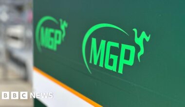 Rider dies after Manx Grand Prix qualifying crash - BBC
