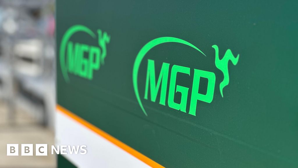 Rider dies after Manx Grand Prix qualifying crash - BBC