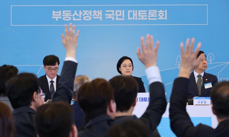 Participants raise their hands to ask questions at a public debate on real estate policy at the Korea Chamber of Commerce and Industry in central Seoul, July 27. Yonhap