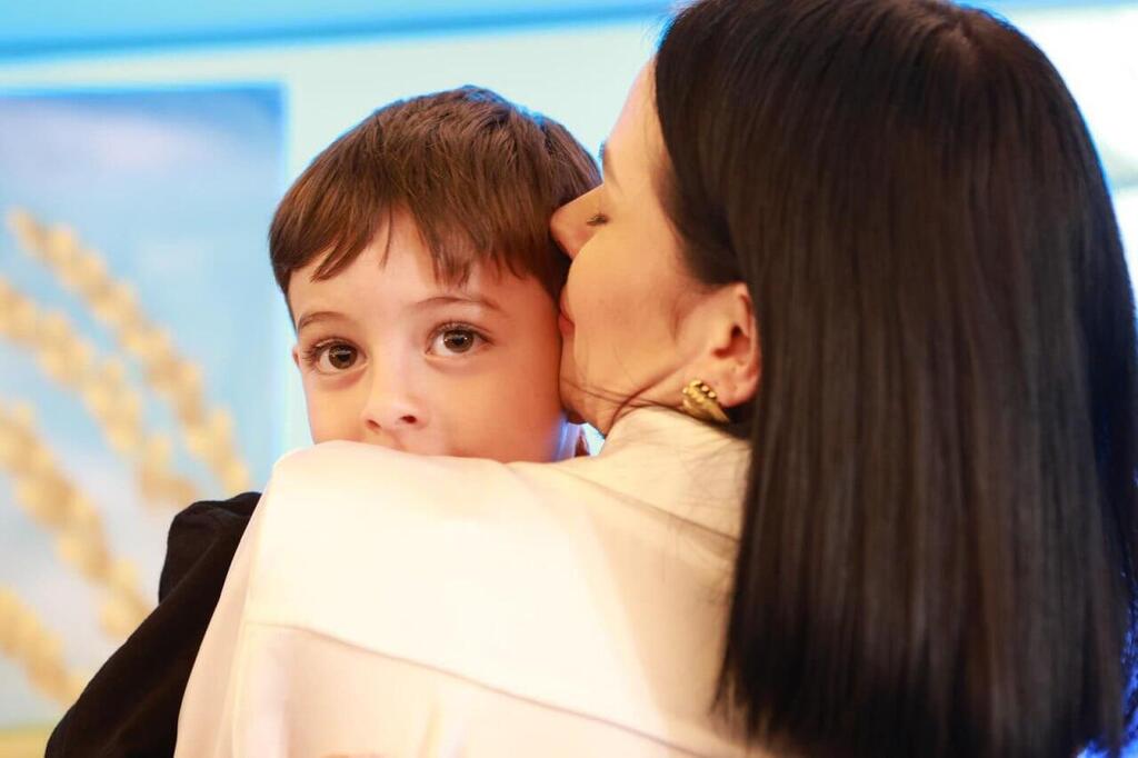 While his father was in captivity: Re’em Bohbot waited for his father, Elkana, with his mother, Rebecca (Photo: Shalev Man) ראם בוחבוט מחכה לאבא אלקנה שנחטף לעזה עם אמו רבקה