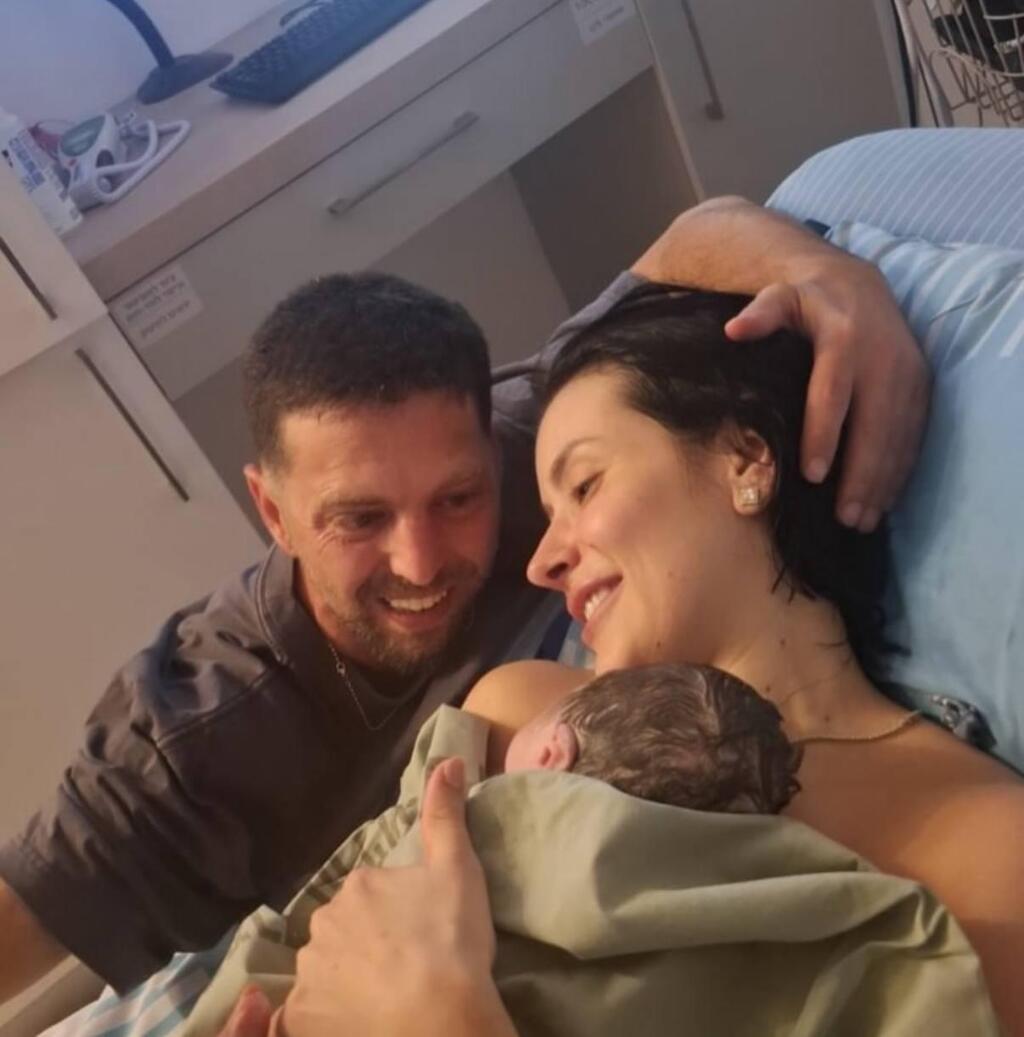 A little sister for Re’em. Elkana and Rebecca with their baby daughter (Photo: From Elkana Bohbot’s Instagram account) פחות משנה אחרי שחזר מהשבי נולדה לאלקנה בוחבוט בת