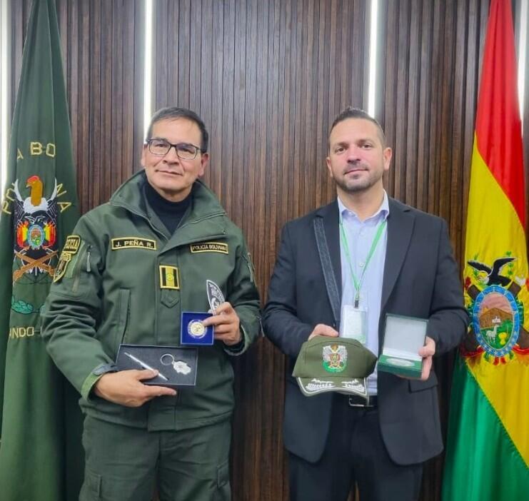 Kogan (right) with Bolivian police representatives וולטר קוגן בבוליביה