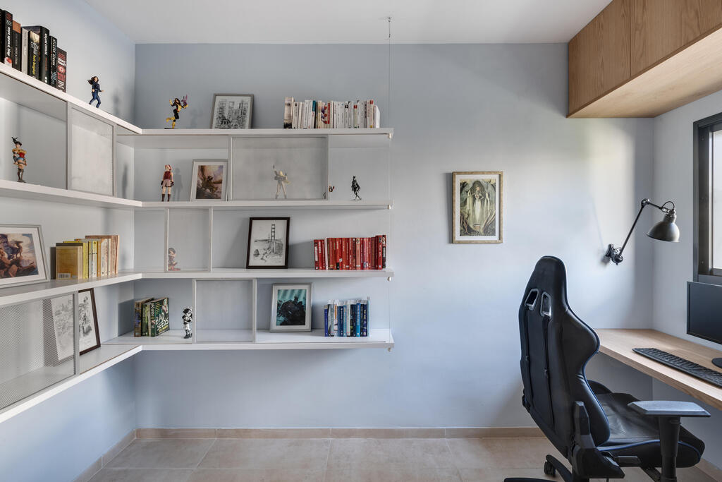 The home office, with pale blue walls (Photo: Oded Smadar) דירה להייטקיסט חובב מדע וחלל, עיצוב: יעל שביט
