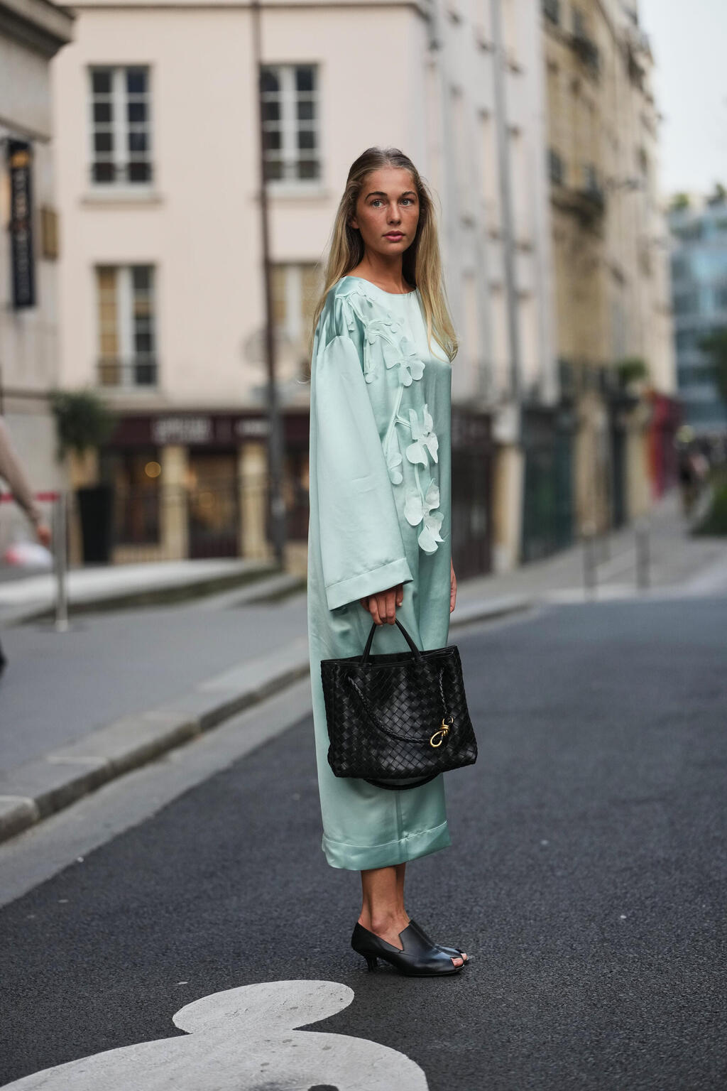 A guest at Paris Fashion Week (Photo: Gettyimages IL/Edward Berthelot) אורחת בשבוע האופנה הפריזאי, לובשת מנטה