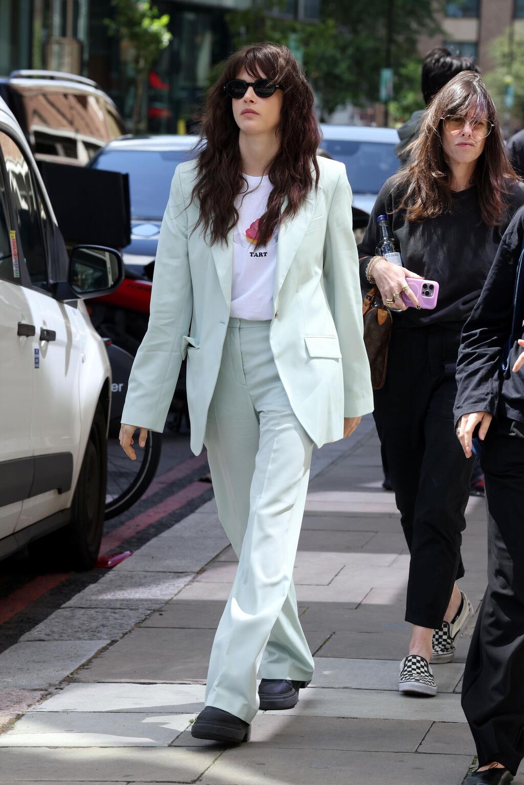 Cara Delevingne is wearing mint (Photo: Gettyimages IL/Neil Mockford) קארה דלווין לובשת מנטה