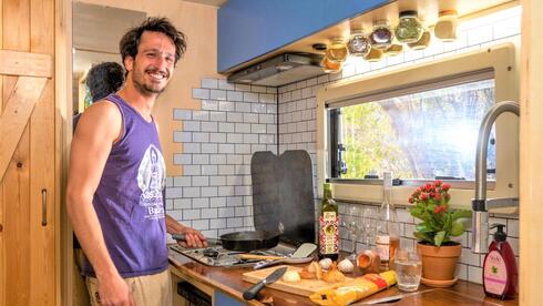 Fed up with soaring rent, Israeli turns an 11-square-meter caravan into a home on whe