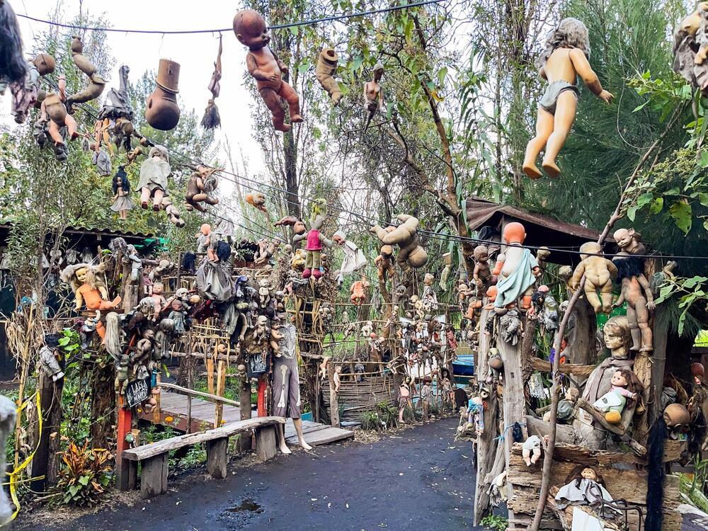 בובה באי הבובות (Island of the Dolls), האתר המזוהה עם סיפורו של דון חוליאן סנטנה בררה (Don Julián Santana Barrera), סמוך למקסיקו סיטי, מקסיקו