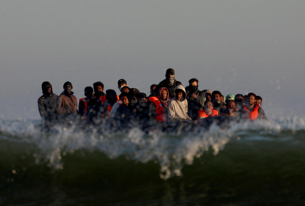 Migrant boats in the English Channel. Farage is calling for the military to be deployed (Photo: REUTERS/Hannah McKay) מהגרים חוצים ב סירה סירות את תעלת למאנש מחופי צרפת באזור גרבלין שליד העיר קאלה לכיוון אנגליה בריטניה 25 באוגוסט