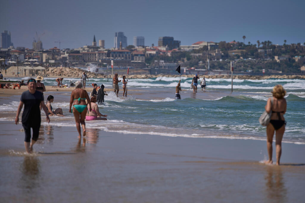 Tel Aviv beach (Photo: AP Photo/Ohad Zwigenberg) חוף הים בתל אביב