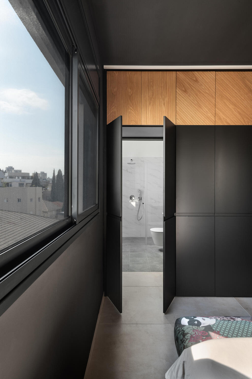 Access to the en suite bathroom through the wardrobe (Photo: Oded Smadar) דירה להייטקיסט חובב מדע וחלל, עיצוב: יעל שביט