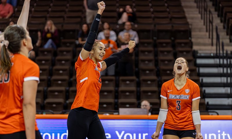 FLY THE FLAG: BGSU Volleyball Downs Ohio State in Columbus!