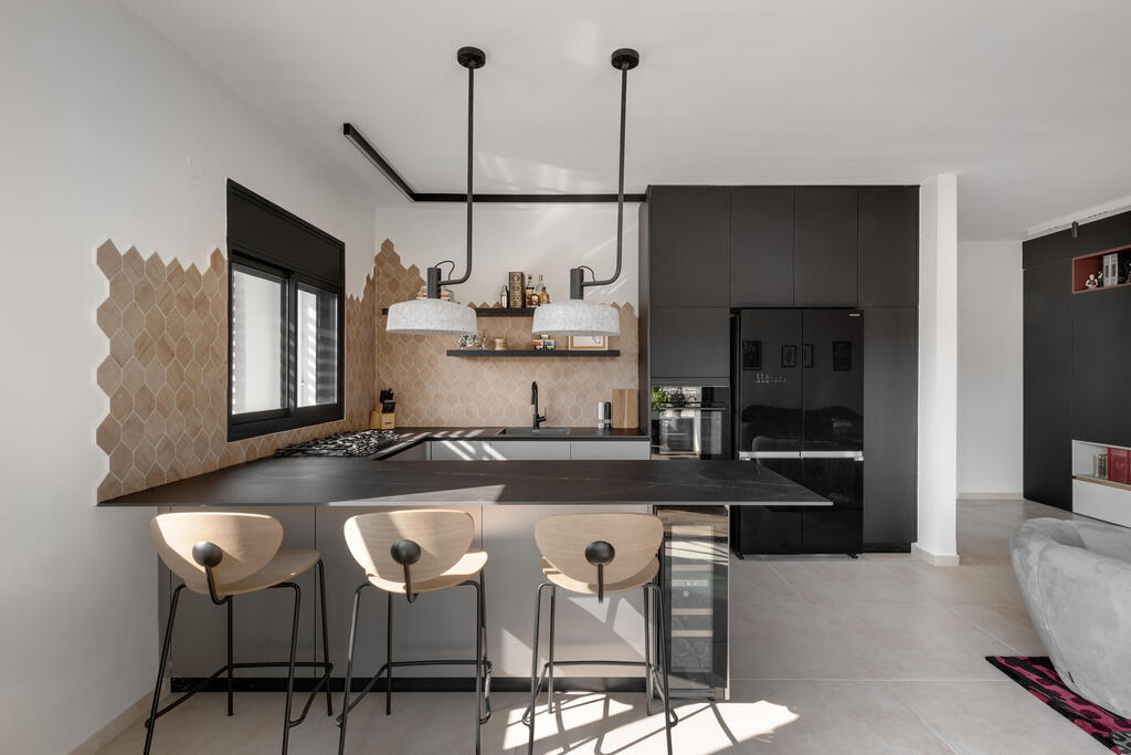 A kitchen designed for a resident who loves to cook (Photo: Oded Smadar) דירה להייטקיסט חובב מדע וחלל, עיצוב: יעל שביט