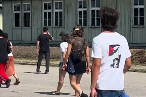 The boy walks shamelessly through the concentration camp (Photo: from Instagram, crazibassoonist) הנער צועד ללא בושה במחנה הריכוז
