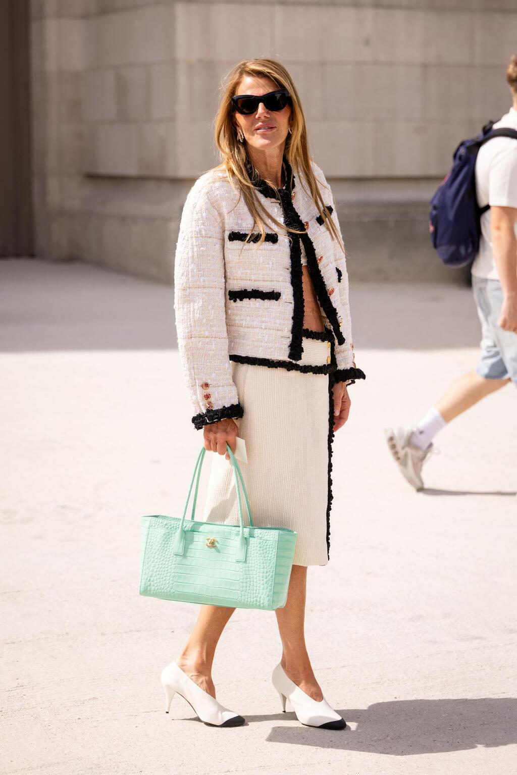 Anna Dello Russo with a mint-colored bag (Photo: Gettyimages IL/Claudio Lavenia ) אנה דלו רוסו עם תיק בצבע מנטה