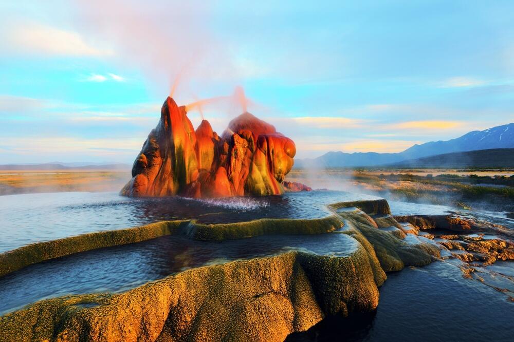גייזר פליי (Fly Geyser) בחוות פליי (Fly Ranch), סמוך לגרלאך, נבדה, ארצות הברית