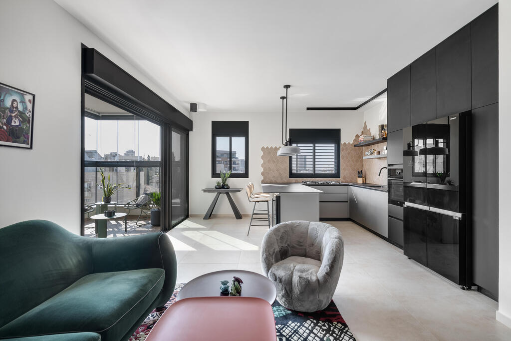 The main living space, including the kitchen, living room and access to the balcony (Photo: Oded Smadar) דירה להייטקיסט חובב מדע וחלל, עיצוב: יעל שביט