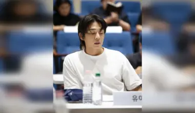 The announcement came with photos from a table read that includes Yoo Ah-in.