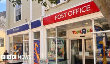 'Fight to keep' Truro Post Office in city after closure - BBC
