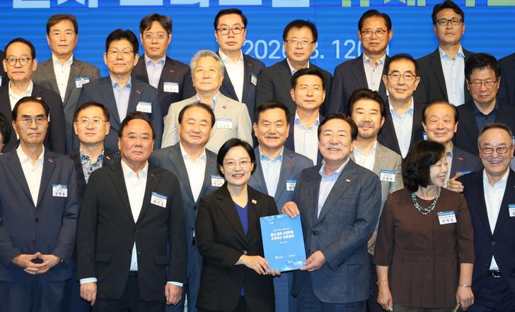 Prime Minister Han Seong-sook, front row third from left, poses with other officials at a conference on regulations of small and midsized enterprises (SMEs) at KBIZ-Korea Federation of SMEs in Seoul, Aug. 12. Yonhap