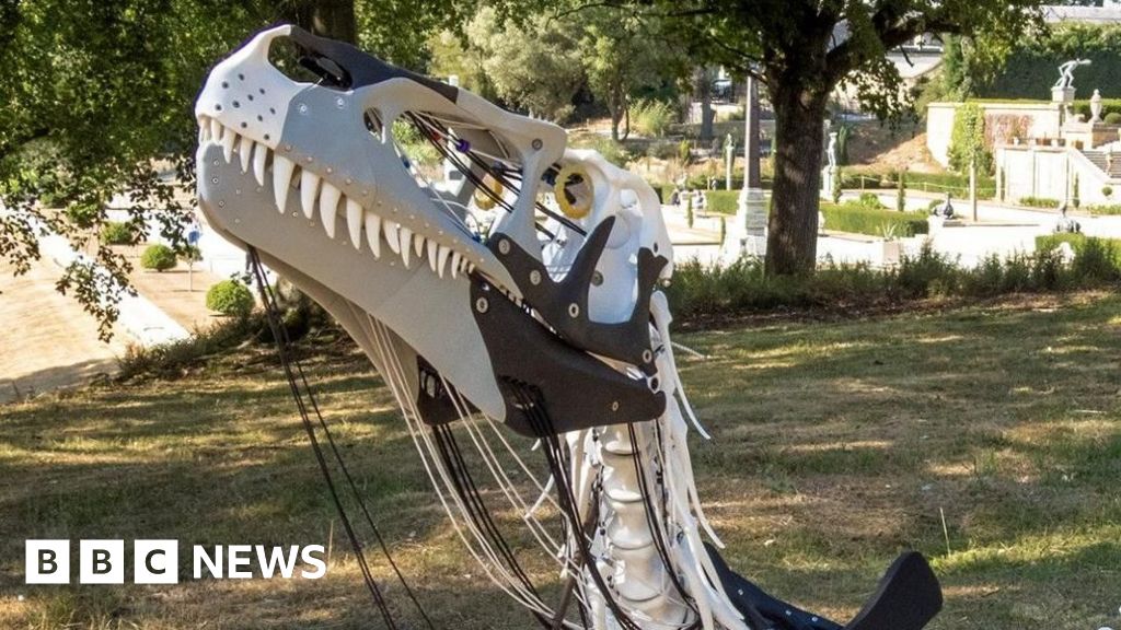 Life-size dinosaur sculptures displayed at palace - BBC