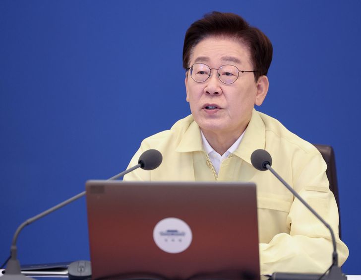 President Lee Jae Myung speaks during a Cabinet meeting at Cheong Wa Dae in Seoul, Tuesday. Joint Press Corps 