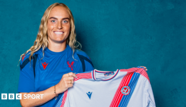 Molly Bartrip signing for Crystal Palace