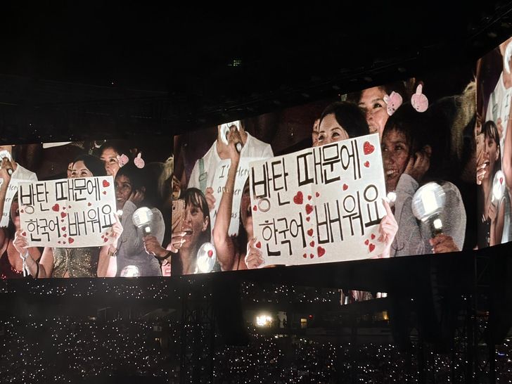 Fans of K-pop group BTS hold up signs reading 'I'm learning Korean because of BTS' during the group's 'ARIRANG' world tour concert at MetLife Stadium in East Rutherford, N.J., Aug. 1. Yonhap 
