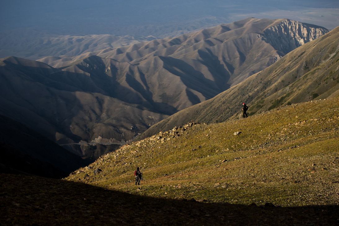 A path to the Saimaluu Tash winds through the Tian-Shan mountains.