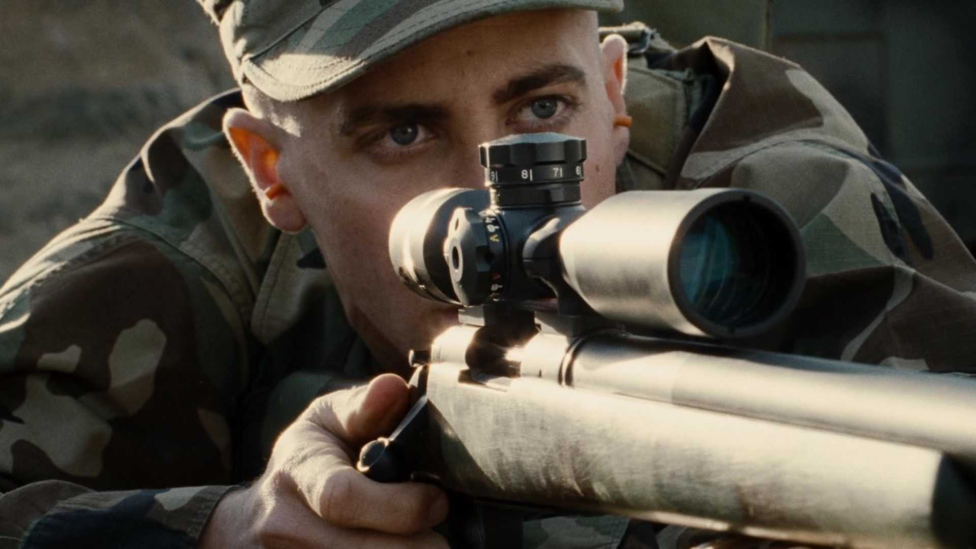 Jake Gyllenhaal points with a rifle in jarhead