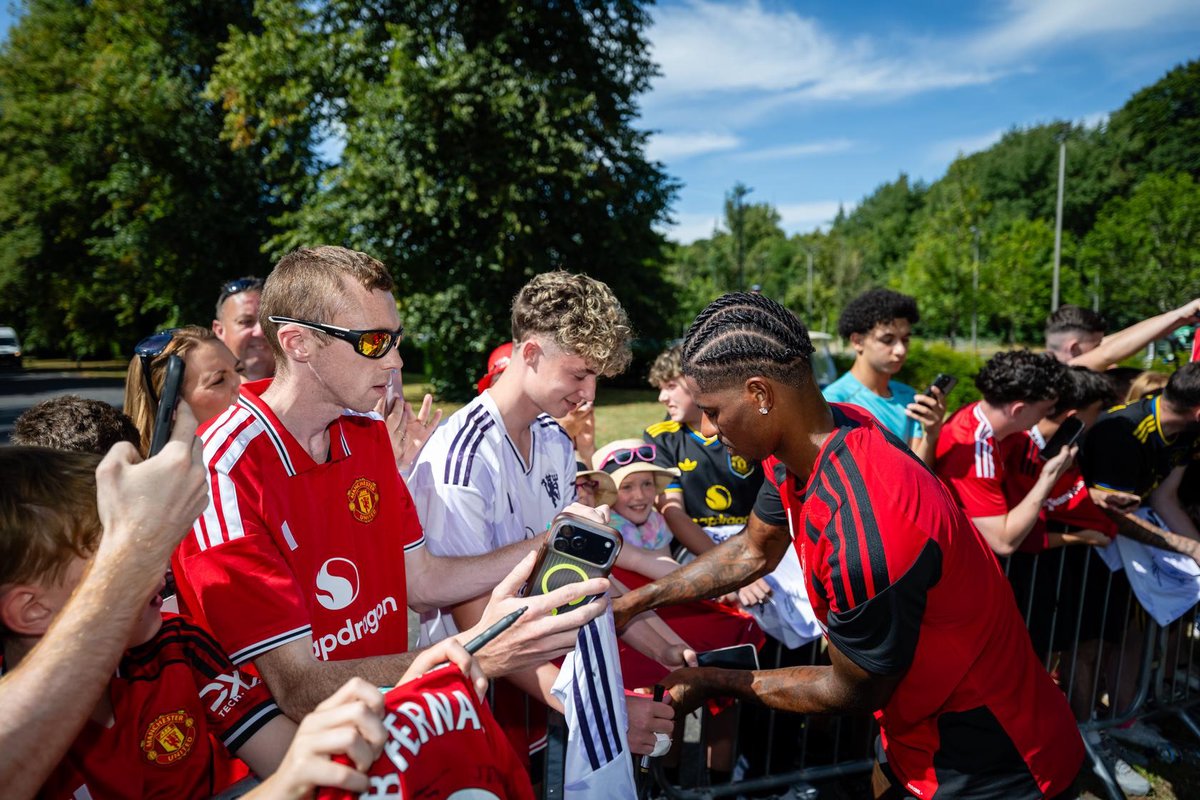 Images: Signing for fans in Ireland - Manchester United Website