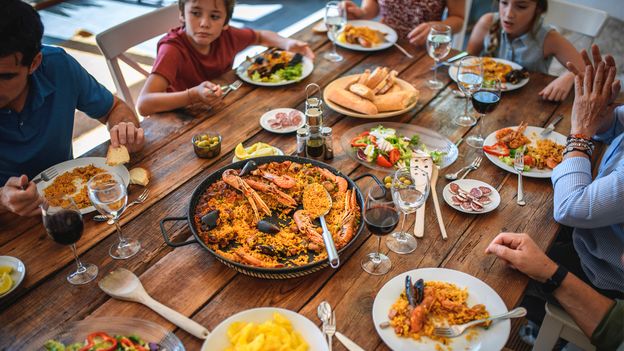 We're getting mealtimes wrong - here's the best time to have dinner - BBC