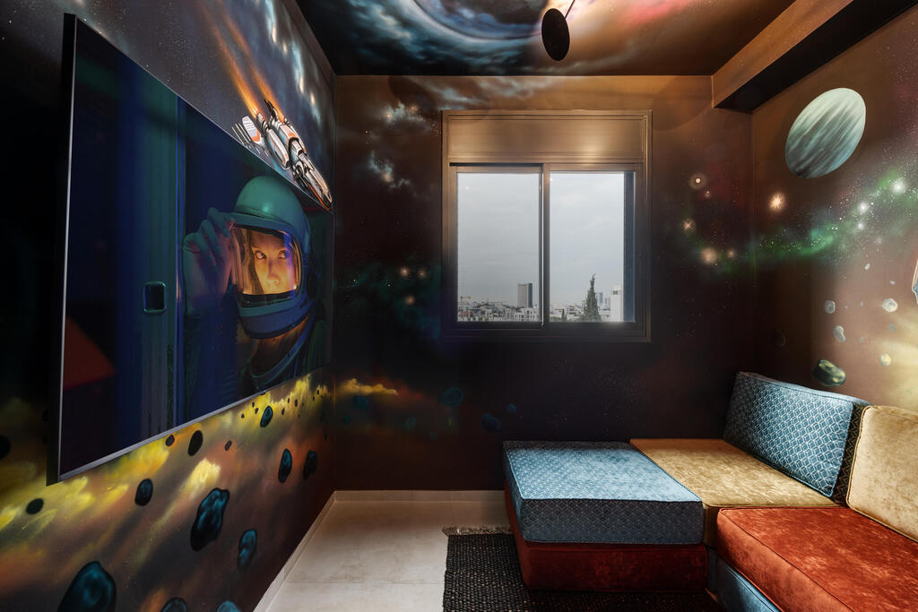 An artist painted all the room’s walls and the built-in wardrobe (Photo: Oded Smadar) דירה להייטקיסט חובב מדע וחלל, עיצוב: יעל שביט