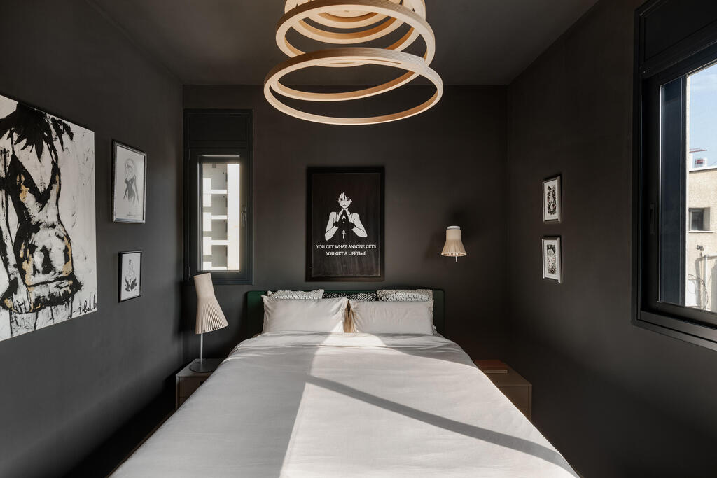 A dark bedroom filled with natural light (Photo: Oded Smadar) דירה להייטקיסט חובב מדע וחלל, עיצוב: יעל שביט