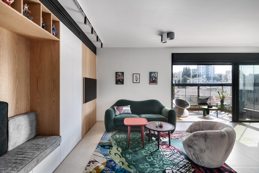 A narrow, elongated living space (Photo: Oded Smadar) דירה להייטקיסט חובב מדע וחלל, עיצוב: יעל שביט