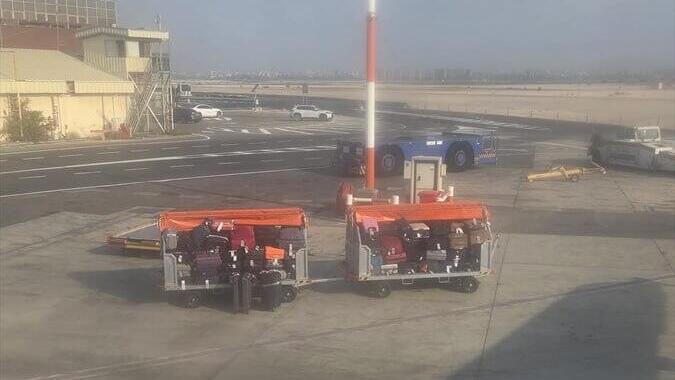 Luggage left off an Arkia plane (Photo: Avi Naorv) טיסת ארקיע IZ74 שלא ממראיה עקב אי הגעת סוורים להעלות את המזוודות למטוס