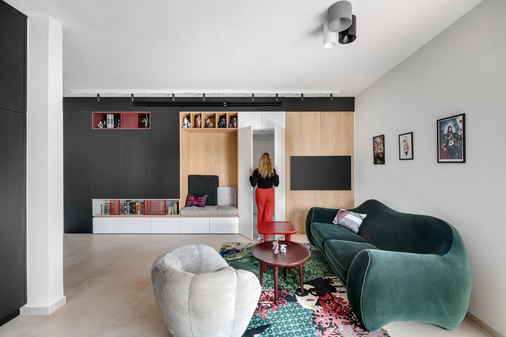 A design element that serves as the passage to the private rooms (Photo: Oded Smadar) דירה להייטקיסט חובב מדע וחלל, עיצוב: יעל שביט
