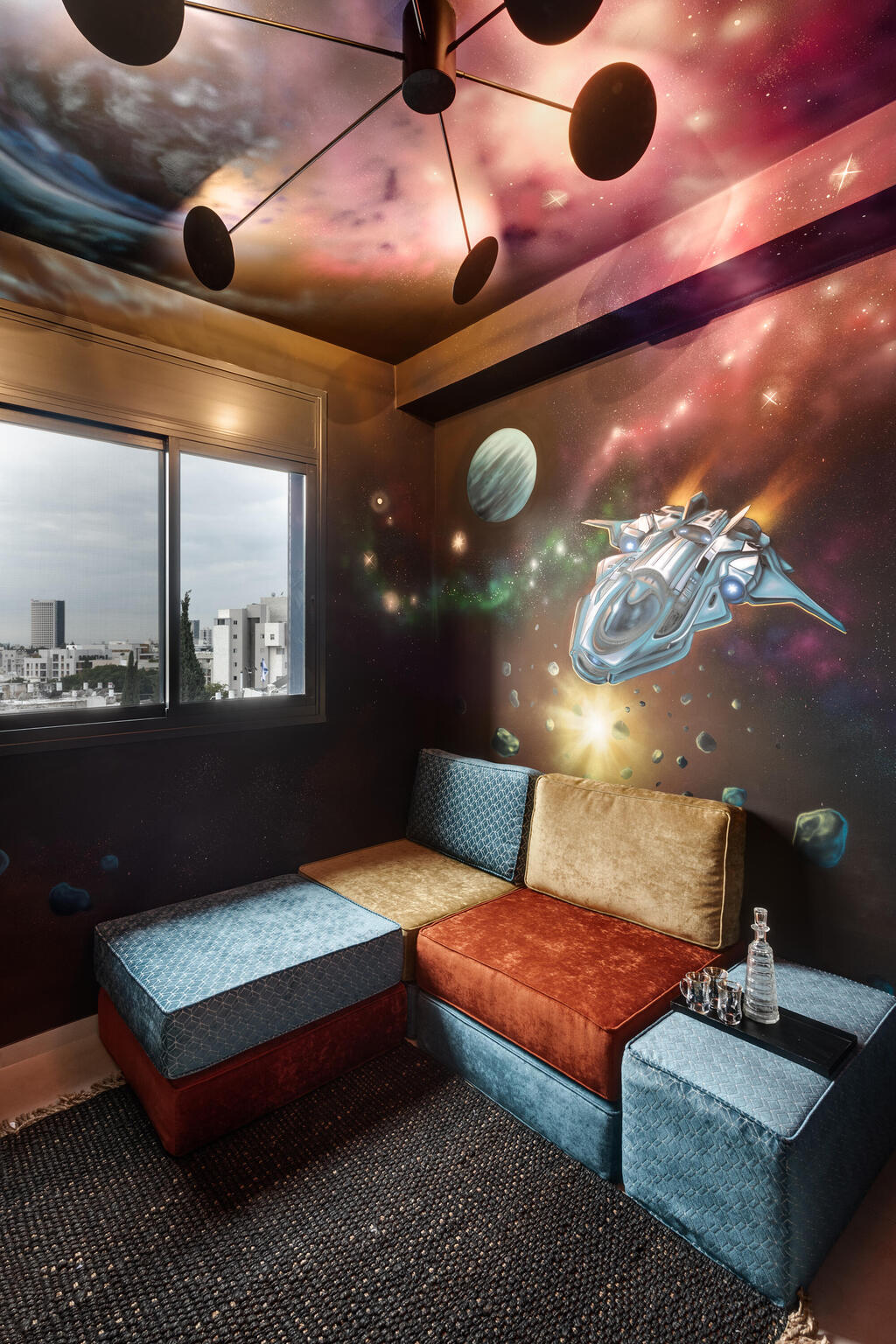 A solar system-inspired light fixture (Photo: Oded Smadar) דירה להייטקיסט חובב מדע וחלל, עיצוב: יעל שביט
