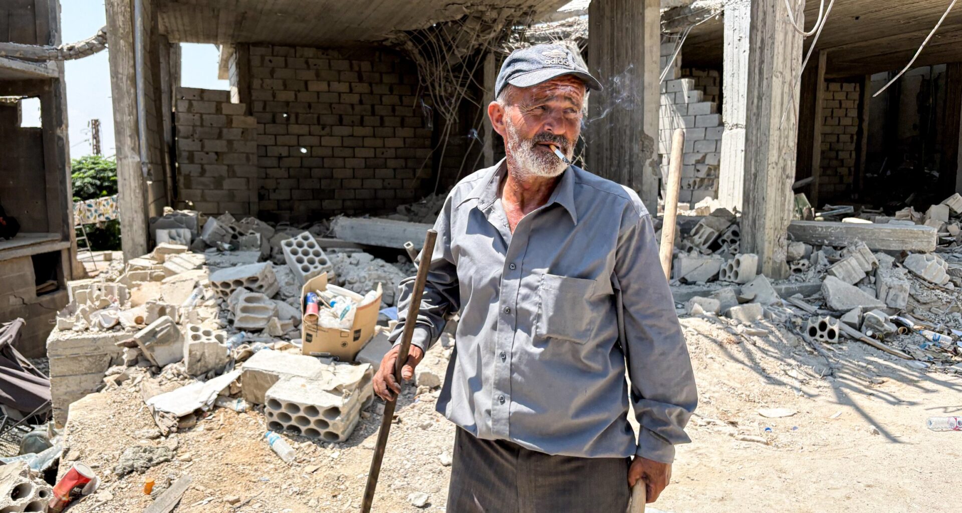 Only a few residents have so far returned to Zawtar al-Gharbíje, where there is still no electricity, no water is available, and explosions are a daily occurrence. The rest regularly come here to clear the rubble and salvage whatever they can from the destroyed houses. Source: Dominika Píhová, Deník N