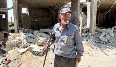 Only a few residents have so far returned to Zawtar al-Gharbíje, where there is still no electricity, no water is available, and explosions are a daily occurrence. The rest regularly come here to clear the rubble and salvage whatever they can from the destroyed houses. Source: Dominika Píhová, Deník N