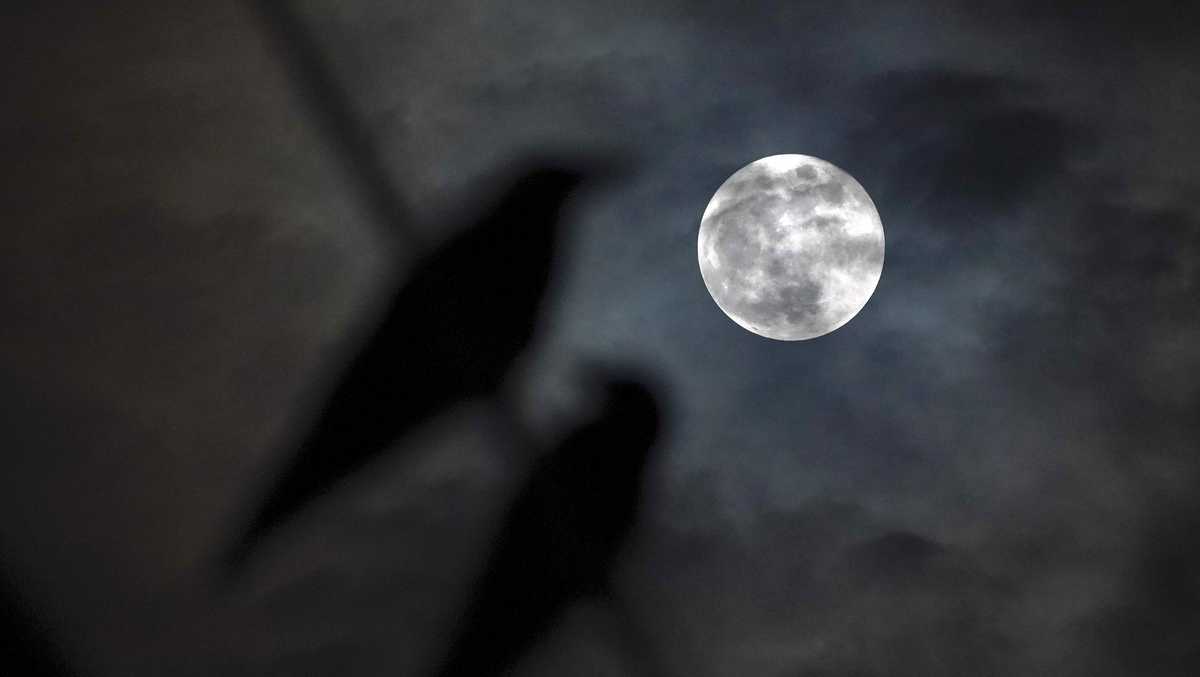 The harvest moon pairs up with Saturn for a 2-for-1 celestial display