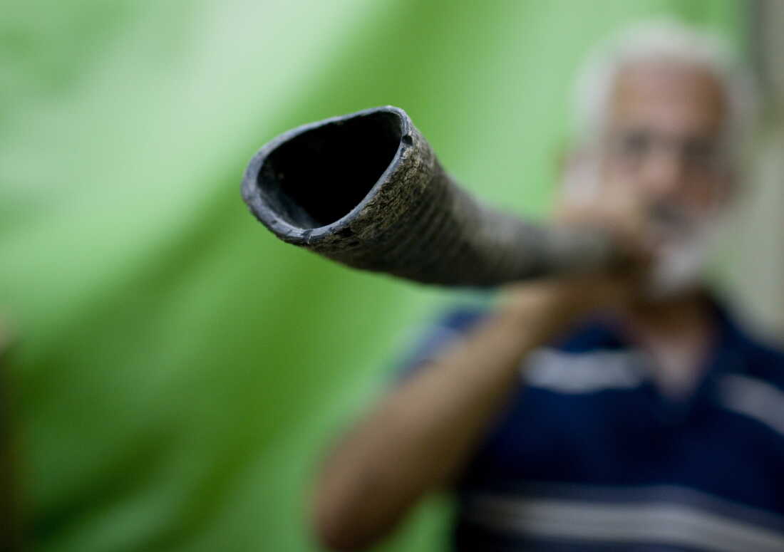 Abraham Ribak , an Israeli, blows a shofar, a musical instrument used in Jewish religious ceremonies made from the horn of a Ram.