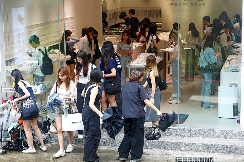 Unemployment steady, low and seasonal