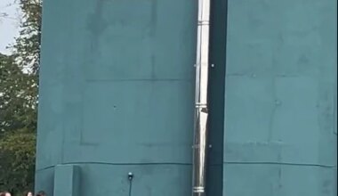 U2 returned to their school in Dublin for an impromptu gig, where they played new song ‘Silencio’ - YouTube