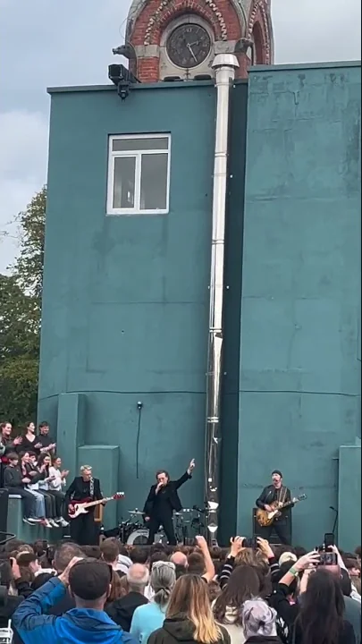 U2 returned to their school in Dublin for an impromptu gig, where they played new song ‘Silencio’ - YouTube