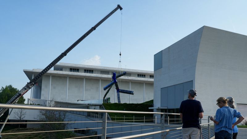 Kennedy Center begins removal of outdoor ‘Blue’ sculpture