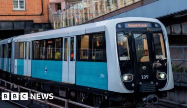 New DLR trains arrive after severe delays and technical checks - BBC