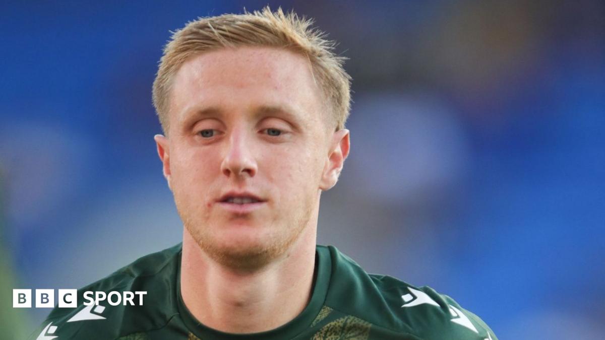 David Keillor-Dunn warming up for Wrexham this season